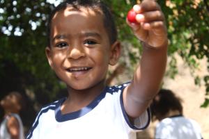 Comendo Acerola na Horta 