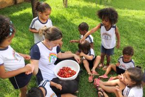 Comendo Acerola na Horta 