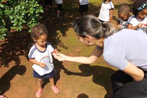 Comendo Acerola na Horta 