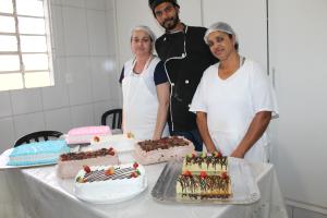 CAPACITAO COZINHEIRAS - CURSO DE CONFEITARIA COM PROFESSOR ANDERSON CARVALHO.